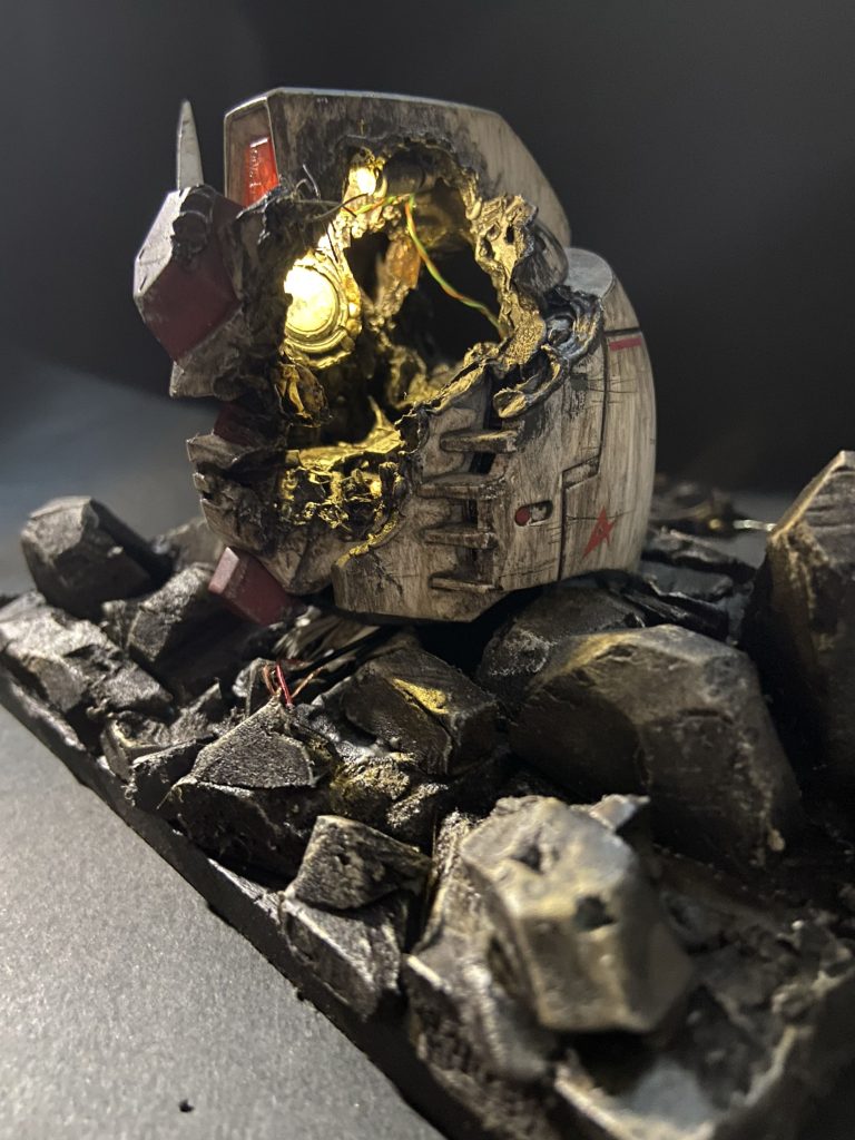 中身。壊れたガラケーから、それっぽいパーツを取り出して中に入れてます。