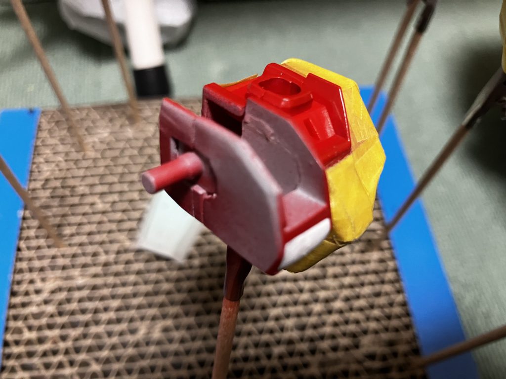 切った貼った盛ったジムキャノン。足周りも軸作ったり、後頭部のセンサーを合体させたり、腰アーマー合体させたりで、なかなか時間がかかりましたが、旧キットとHGジムの大きさがかなり近かったので少し助かりました。