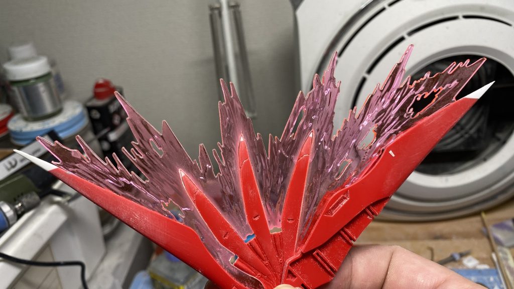 翼の工作元々のパーツは先端が丸くなっていたのでプラ板接着で尖らせました。その波及で光の翼が嵌らなくなるので、光の翼側もピッタリになるように削ってます。