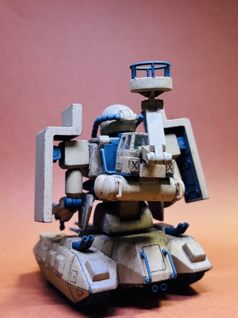 作業クレーンのコックピットに人もいますが、ほとんど見えません（ ｉ _ ｉ ）