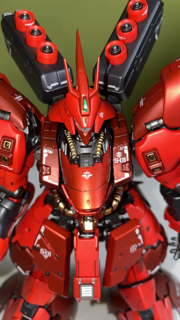 下地にピンクサフ　ゴールド　メカサフ塗装後にプレミアムレッドを塗装して色分けしました。ゴールドを下地にしてオレンジに近い赤の予定でしたが写真ではわかりにくい。全体にプレミアムガラスパール。トップコートはセミグロスクリアー。