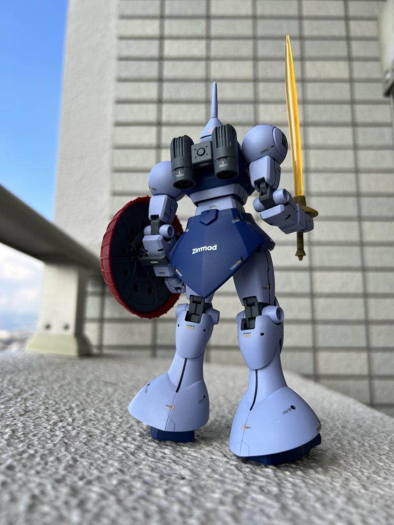 頭部、肩部、膝部、脚部、シールドの曲線とボディ、腕部、大腿部の直線のバランスがとてもお好みです。ディテールを黒色にしたのも大正解でした。