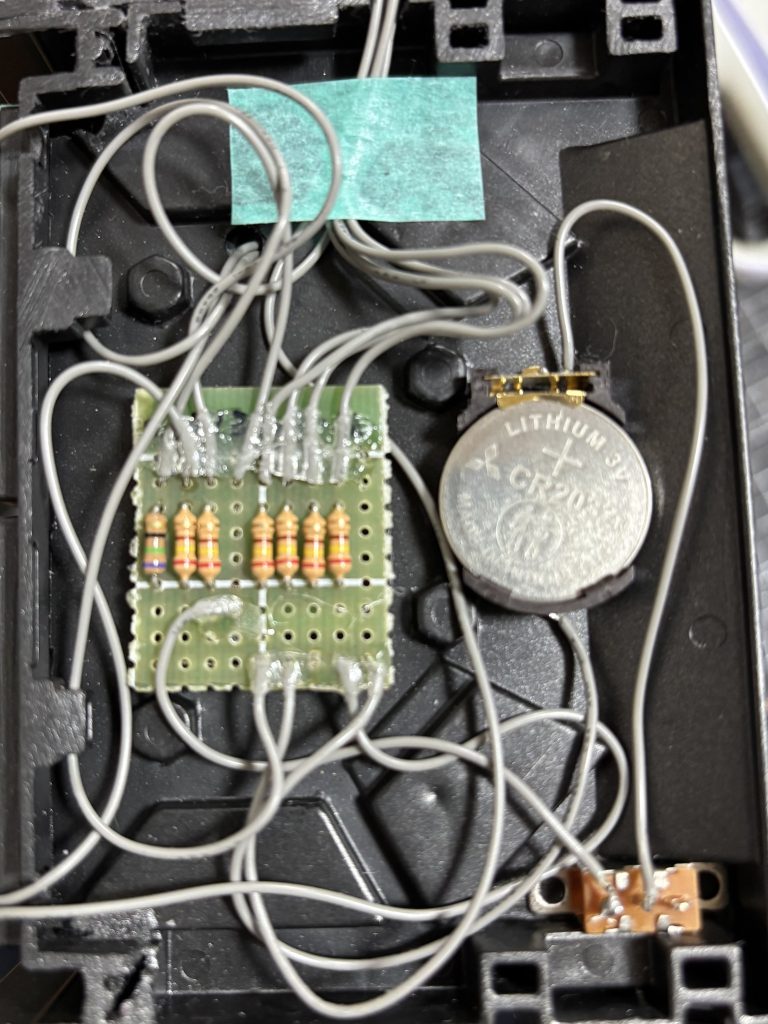 側壁に青4発、白1発、背面に赤2発、モノアイにピンク1発と合計8つのLEDを仕込んで、左脚元のスイッチで全て点灯します!なのでベース裏側はこんな感じで賑わってます😅