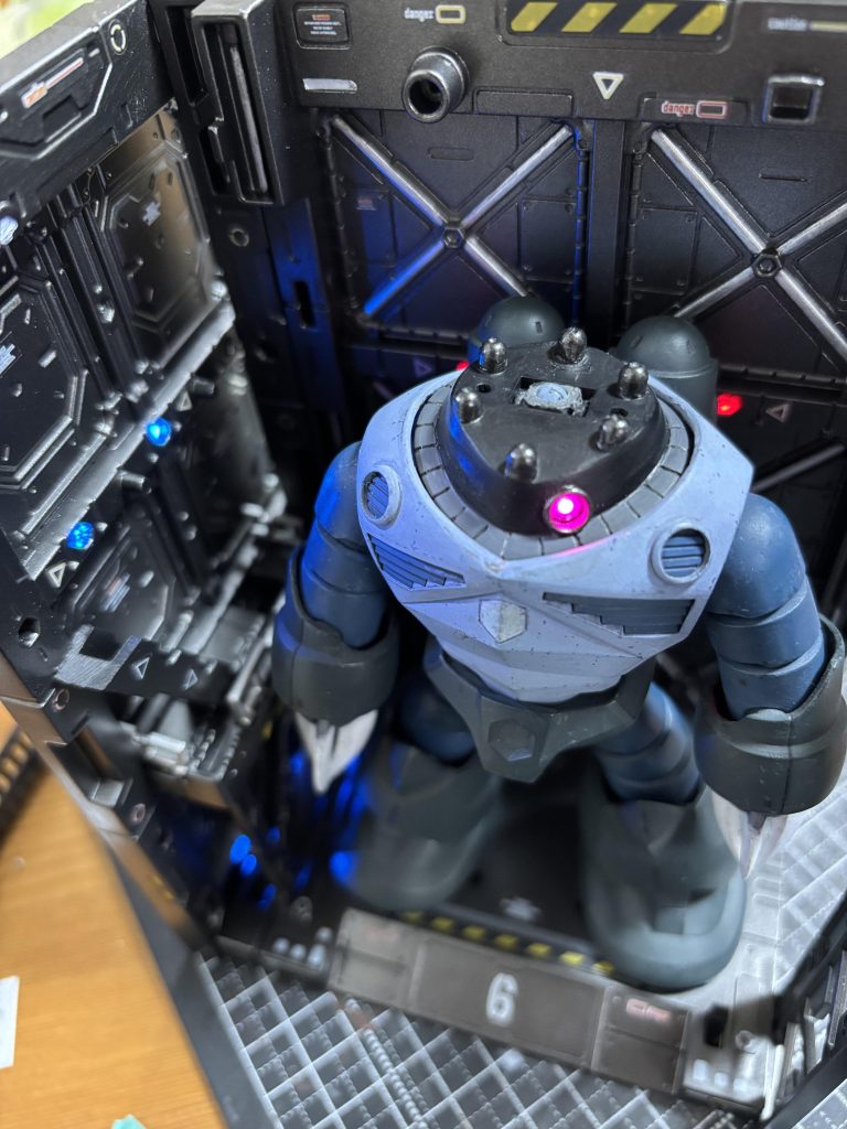 制作途中📷モノアイにはピンクLEDを仕込みました✨LEDの端子がなんだかメカメカしくて良かったので、そのまま剥き出しにしています。 電池はベース裏に隠しており、ズゴックは足裏から配線を通しているため、組み立てが少し難しかったです(^_^;)ベースも少し塗り分けましたが、ズゴックの足が大きいのでほとんど見えなくなりました。。