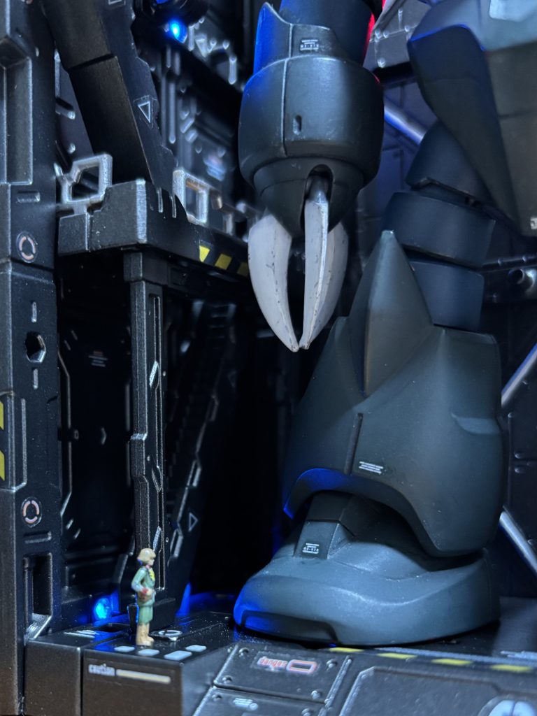 それを手伝いもせず、偉そうに見守るだけのパワハラ上司(*`へ´*)もチラリと。