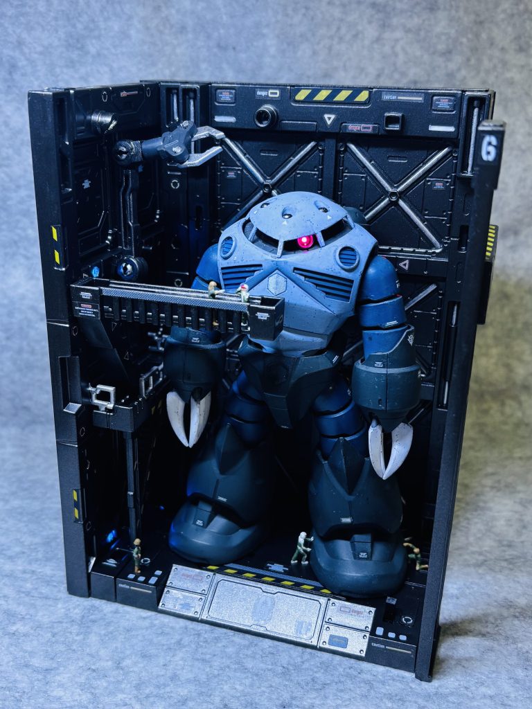 内ケースから出した状態です。情報量を増やすため、オプションパーツの階段とアームも加工して配置してみましたが、かなり狭っちくなってしまいました^^;ズゴック出撃時にぶつかり壊されそうですねぇ。。まぁ雰囲気重視ってことで!司令室もあったら追加したいけど、どこにも売ってない😭💦