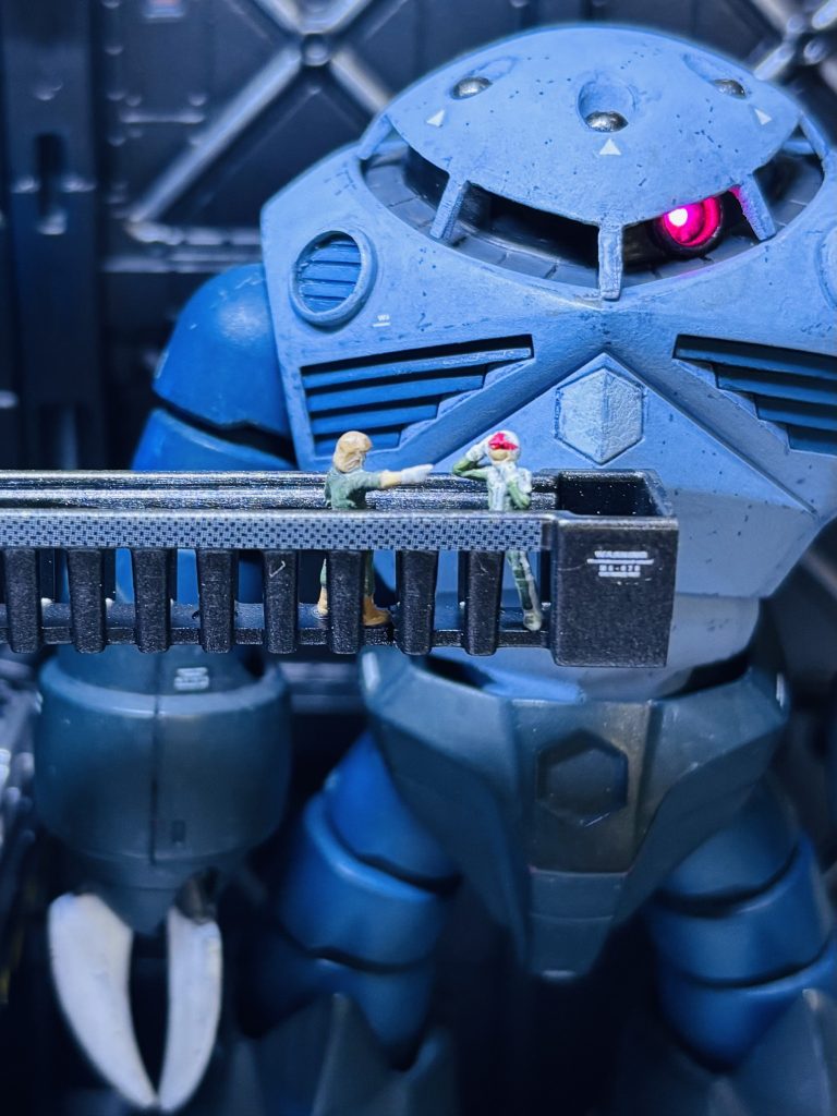 キャットウォークのパイロットと指揮官が、ズゴック出撃前の緊張感を醸し出しています。多分。キャットウォークはジオン脅威のメカニズムにより、伸縮するはずなのでズゴックには壊されないはず(^^;;こちらも雰囲気重視です。