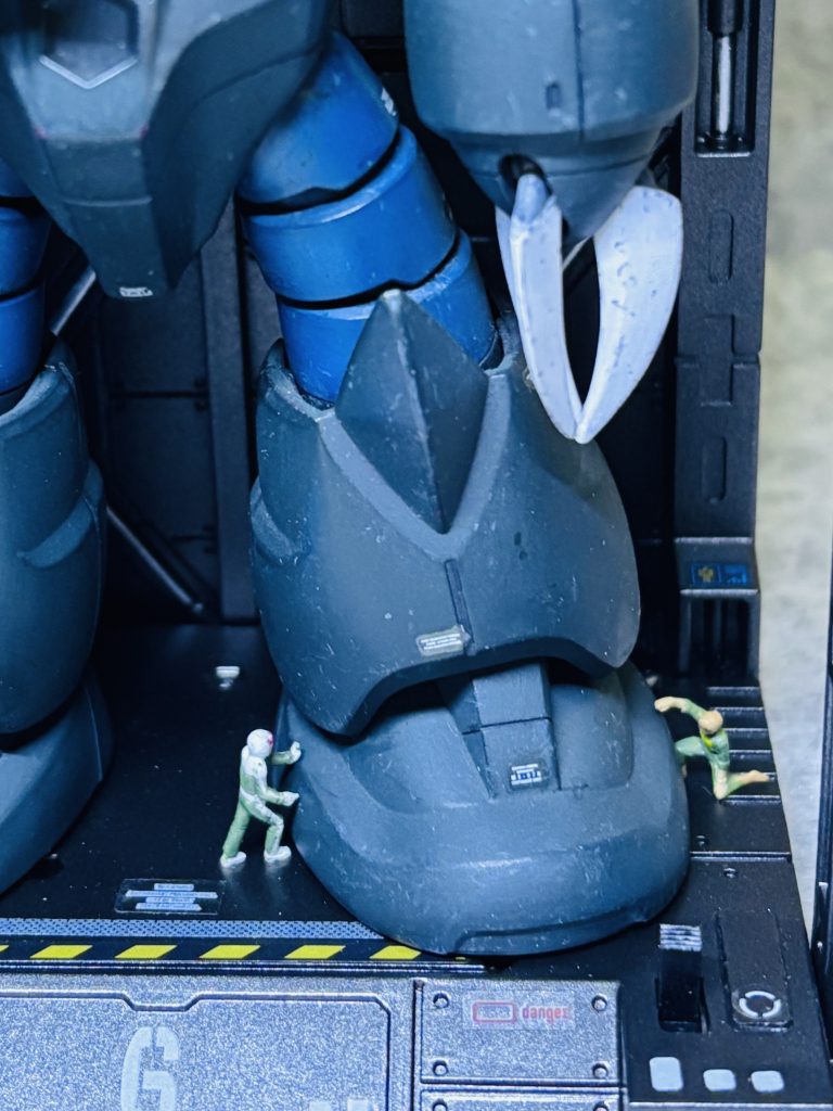 左脚装甲の最終チェックをするメカニックと兵士。戦場は人手不足ってことで兵士も手伝うんじゃないかな🤔と、こちらも雰囲気重視です。