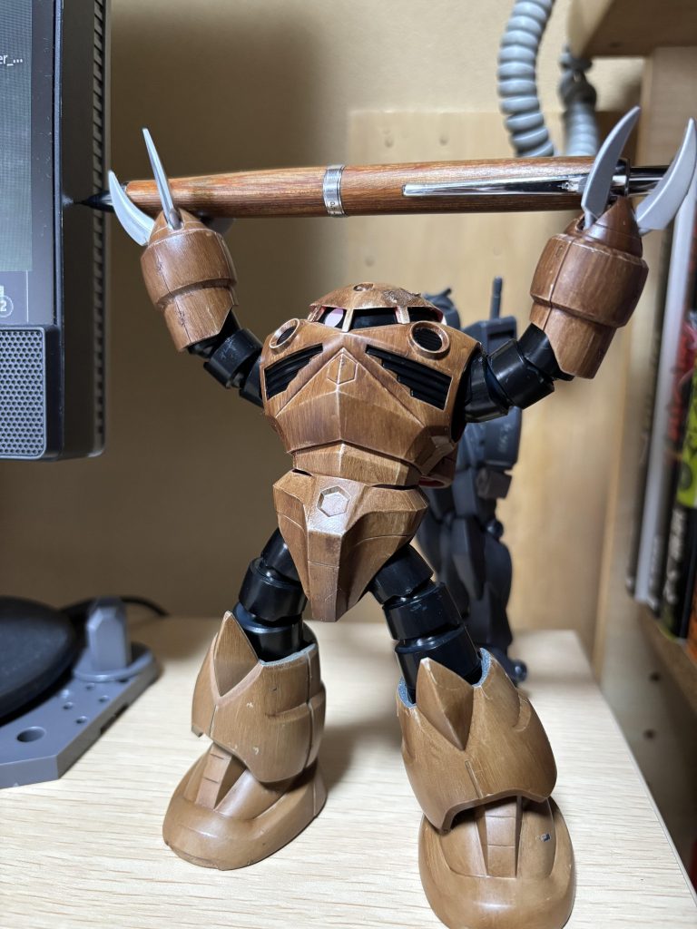 最後にズゴックにシャーペンを持たせて終わりにしたいと思います。ありがとうございました!これで勉強が捗りそうです!