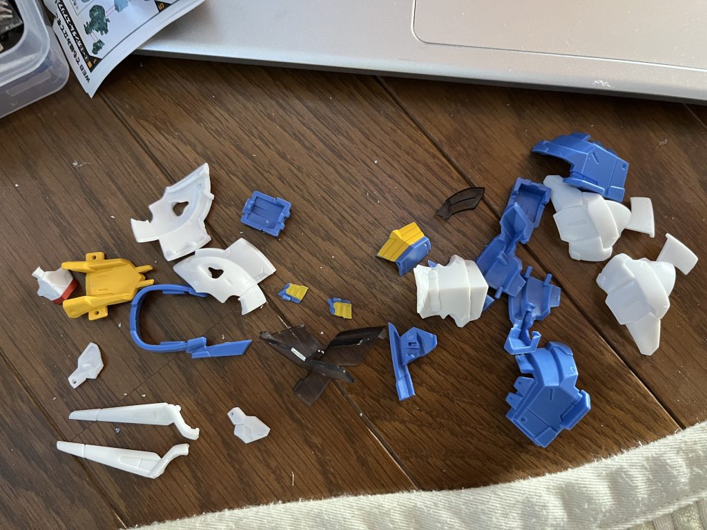 ガシャポンクオリティ？だからか分からないが、パーツがはまりづらい部分があるゾ…