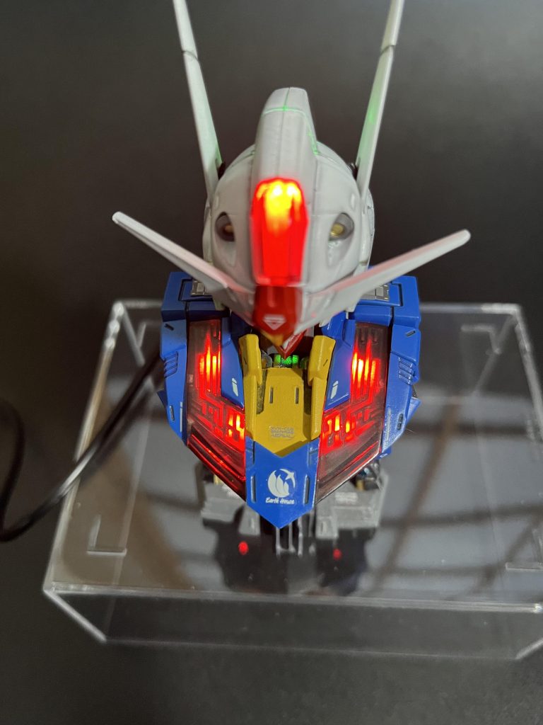 シェルユニット内部のクリアパーツは内部以外を黒く塗って、上部を紙ヤスリで削ったらいい感じにモールドが浮き出るように光りました。