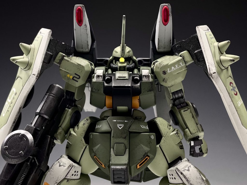 正面煽り。モノアイはビームサーベルを刺して輪切りにし、UVライトで発光させています。