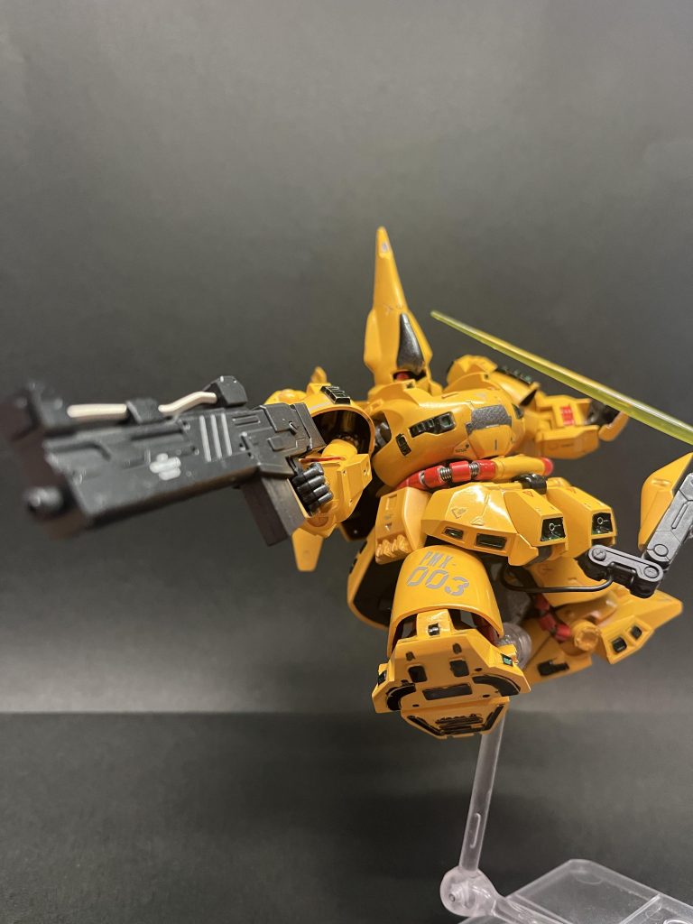 ビームガンを構えて武装がビームガンとビームサーベルというシンプルさが好きです