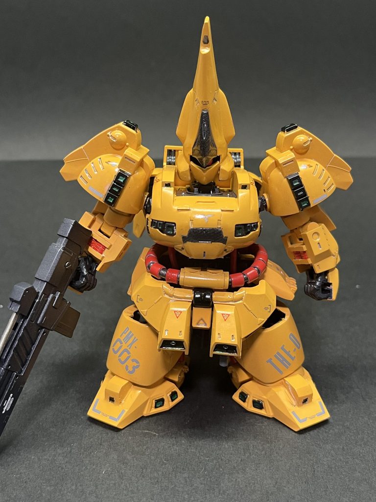 元デザインがポルシェ935をモチーフにしているとのことで、カーモデルを意識して光沢仕様にしましたそれにしても小林誠さんデザインはどれもカッコイイ!バウンドドック とかもめっちゃ好きヘッド、ボディなどのガンメタ部分にカーボン風塗装を施したのですが写真だとほぼわからないですね💦