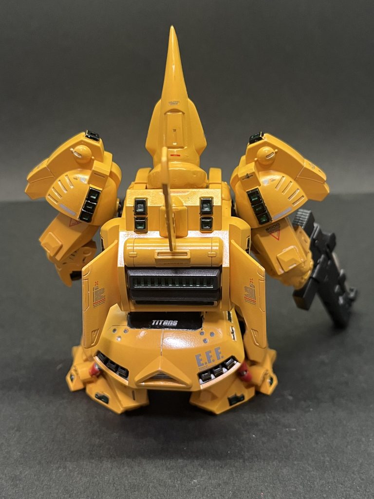 タガネなど持っていなかったので、100均ケガキ針で少しモールド彫りましたが溝が浅く上手くいきませんねジオング の時にタガネ買って彫りやすかったので、もっと早くタガネ買っておけばよかったです