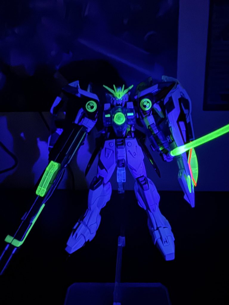 イエローの足りない部分は蛍光イエローで塗装。カメラなどのグリーンは蛍光イエローグリーンで塗装しましたが、ブラックライト当てると全部同じ色に見えます。クリアパーツは10000番まで磨いたあとコンパウンドをかけましたがあんまり違いがわかりませんでした。