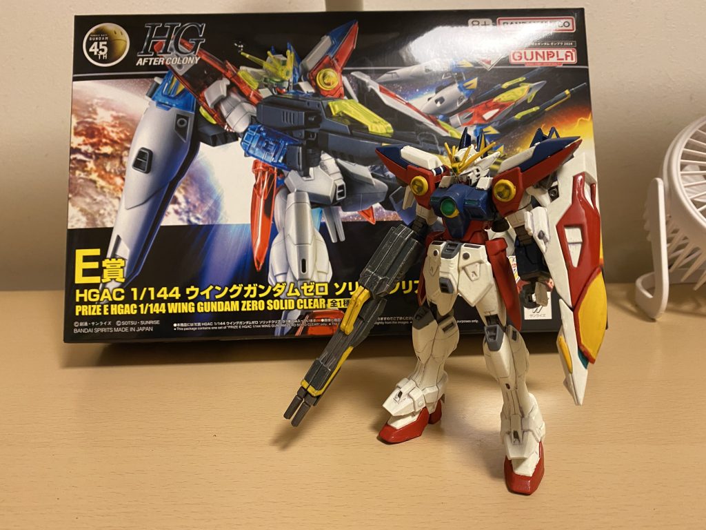 手元に通常版のHGACがなく、実はソリッドクリアを通常カラーに塗り直しました。クリアのパーツが色の食いつきが悪く、苦労しました。赤も青も、何度塗っても透けてしまいました。