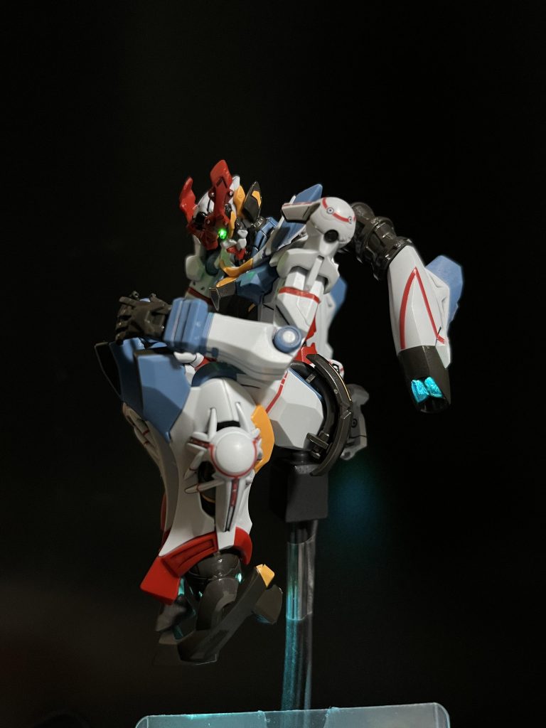 丸まりポーズ腹が二段階で曲がるので非常に柔軟！