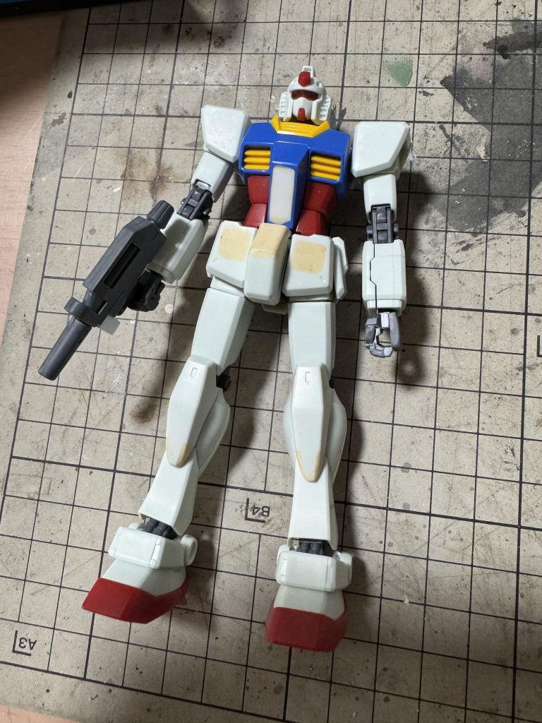 ここからは制作工程になります。HGUC ガンダムのツノや腰の四角い部分をオミットして量産機っぽくしています。
