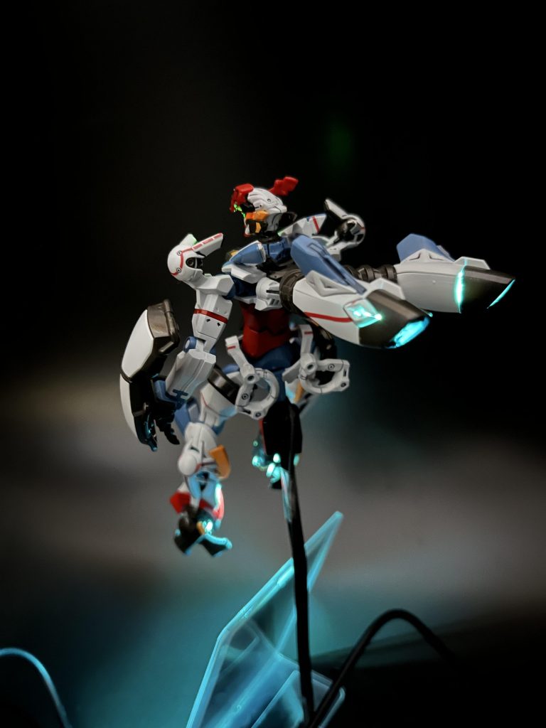 ツインアイと両足、背部のブースター、合計5つのLEDを使っています。