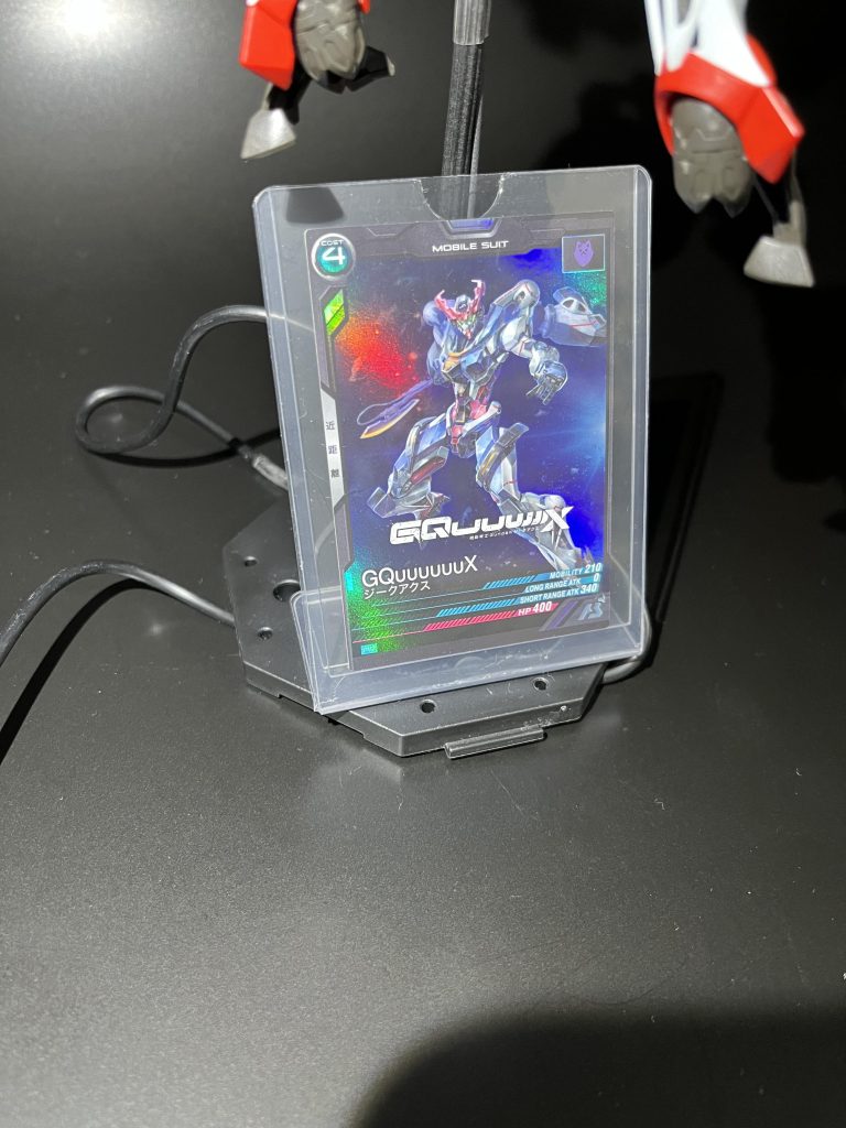 台座です。映画でもらったカードを銘板代わりにしてます。