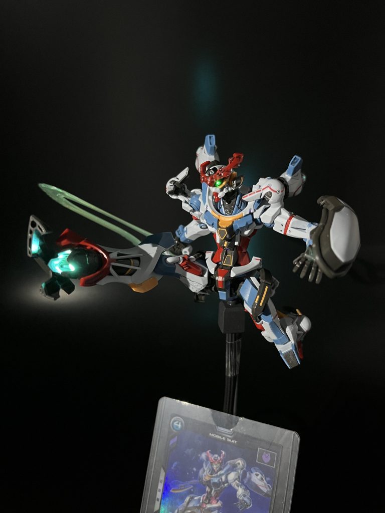 動き過ぎる。どんなポーズを取らせても断線しないように関節付近に電線を通しますが、足の関節何これぇ…ってなりました。