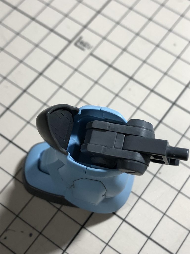 膝の裏側が寂しそうだったので、プラ板にて適当にモールドを施した物をつけました。