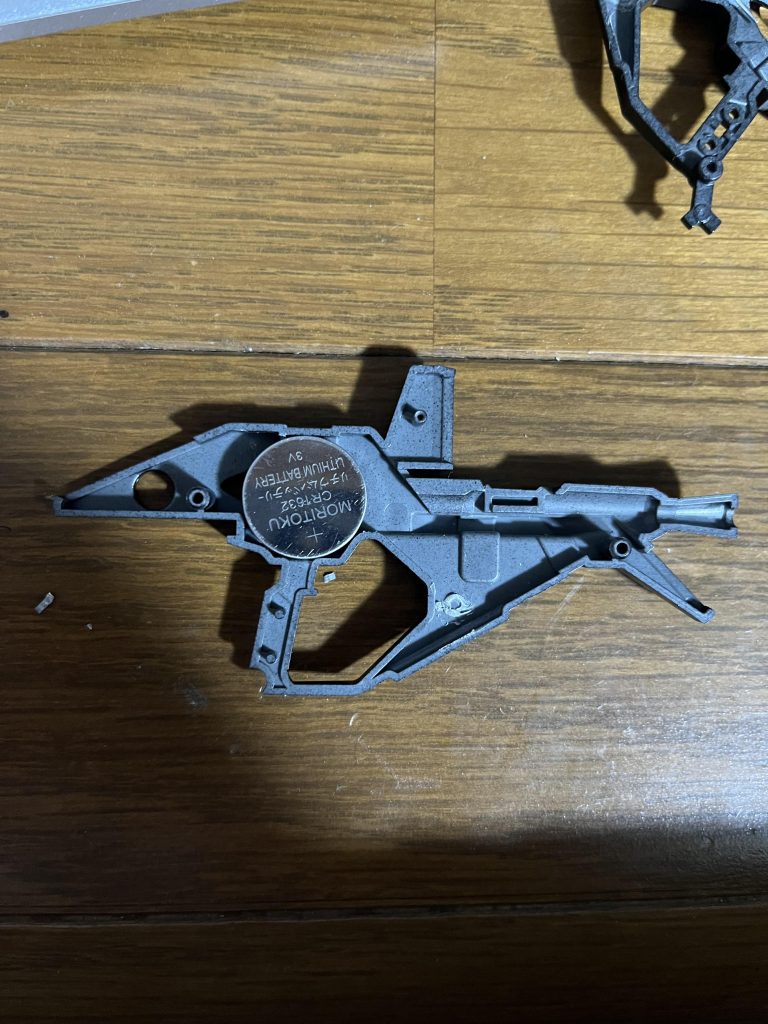 シールド、ビームライフルはボタン電池で動くマイコンを仕込んでいます。磁気スイッチを仕込み、ネオジウム磁石を近づけることでビームライフルはビーム発射、シールドは点灯パターンを5パターン変更できます。最後に…第２部 制作中 発表！！ありがとナス！映画公開楽しみに待ってるよ！