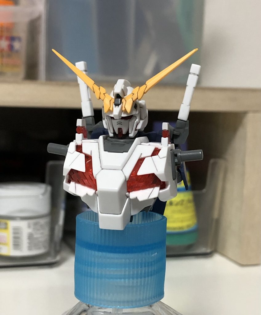 首の位置を若干後ろに下げました。写真ではわかりにくいですが、約1ミリ程下げてます。また首のボールジョイント部分がゆるゆるだった為、瞬着を塗って対応しました。ブレードは適度に削って有ります。