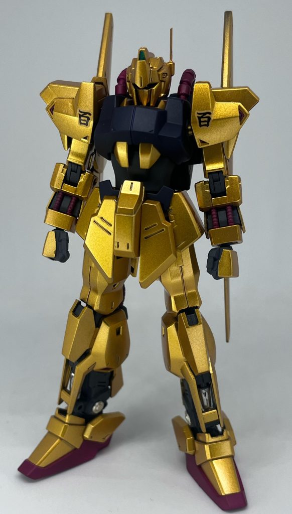 頭部アンテナのシャープ化とバックパックから伸びるパイプの取り付け位置の変更をしています