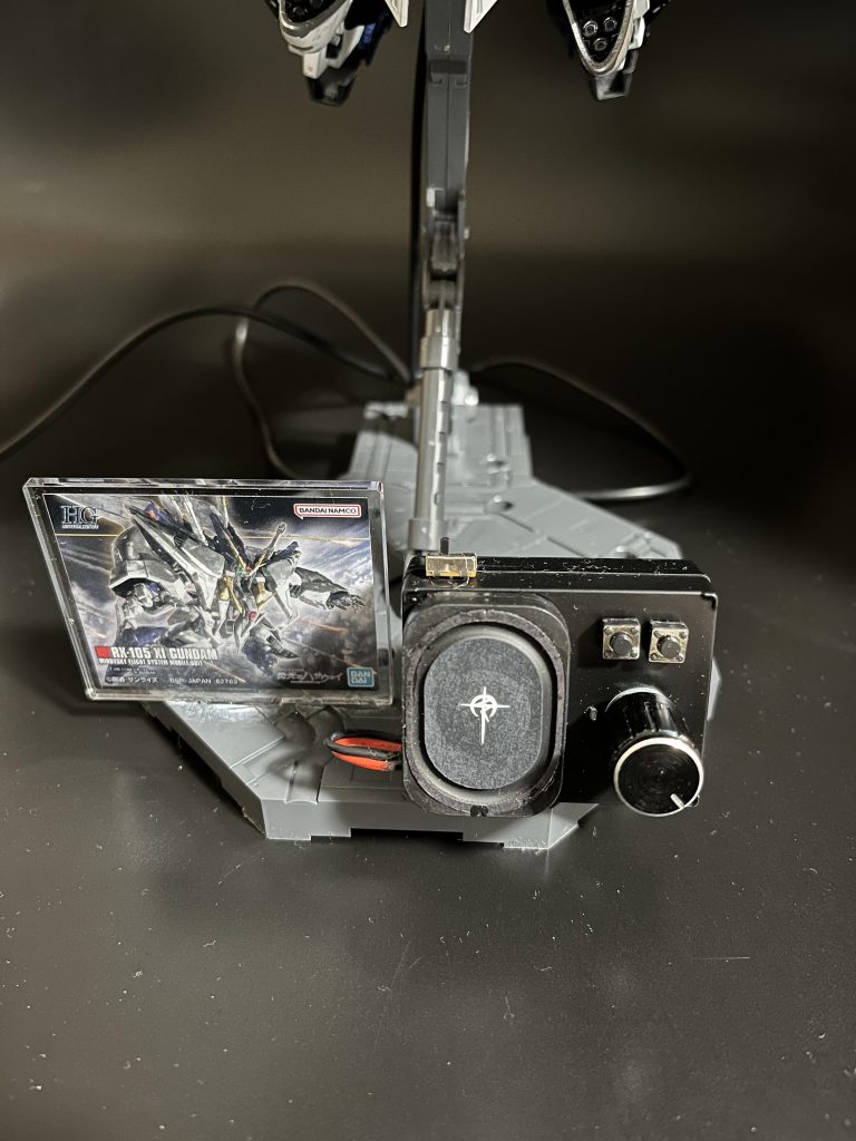 台座です。今回の目玉！MP3プレイヤーを付けてみました。閃光のハサウェイ主題歌[閃光]が流れます！他、劇中BGM[TRACER]、[XI]、[EARth]が流れます。音量調整も可能です。