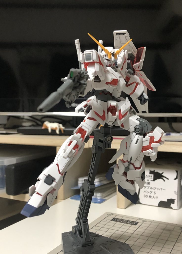 お決まりのポーズで。ユニコーンはガンダムの中で一番好きなMSなので、いつも以上に心を込めて作りました。エッジが甘い所や可動範囲が広く無いとか有りますが、自分の中では大好きなユニコーンなのでやはり作って正解だったなぁ〜と思います😌ただし初心者には向かいガンプラです💦