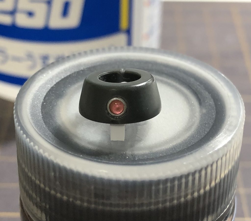 モノアイはいつものHアイズと丸ノズルを使ってます。ちなみに加工の際に穴を開けると、モノアイを動かすピンまで取れてしまったので、プラ板にてピンを作り直してます。写真の白い奴がプラ板にて作ったピンです。