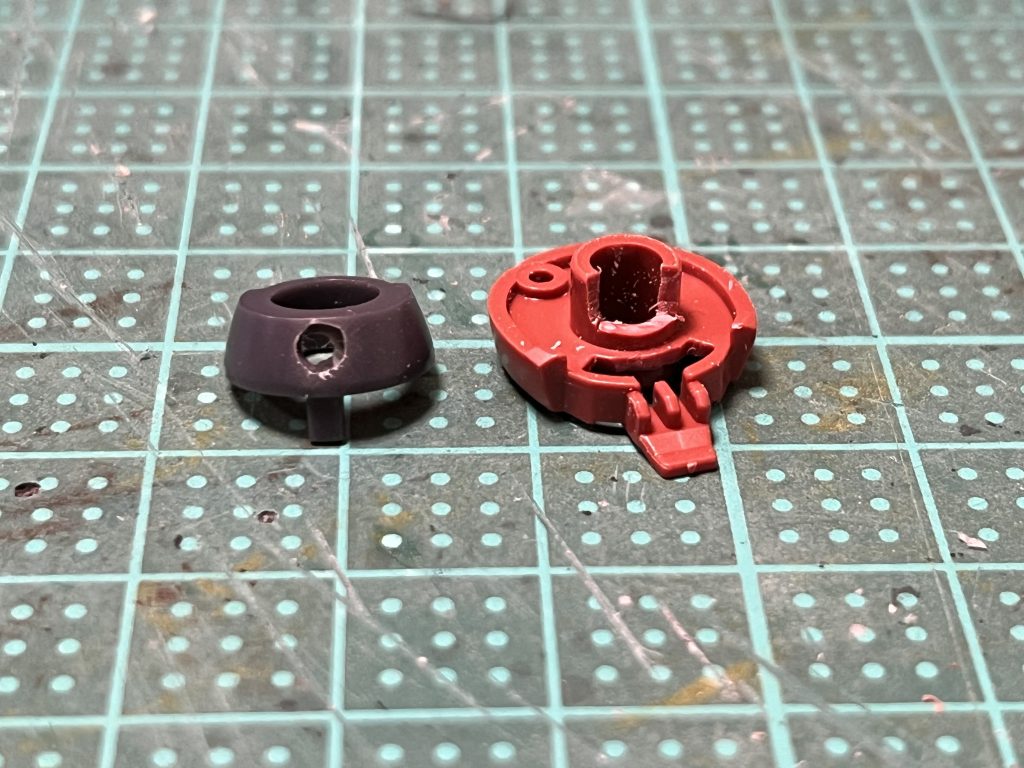 モノアイを電飾するため穴あけ加工レジンで蓋をしましたが、結局、金属パーツでモノアイを表現しました