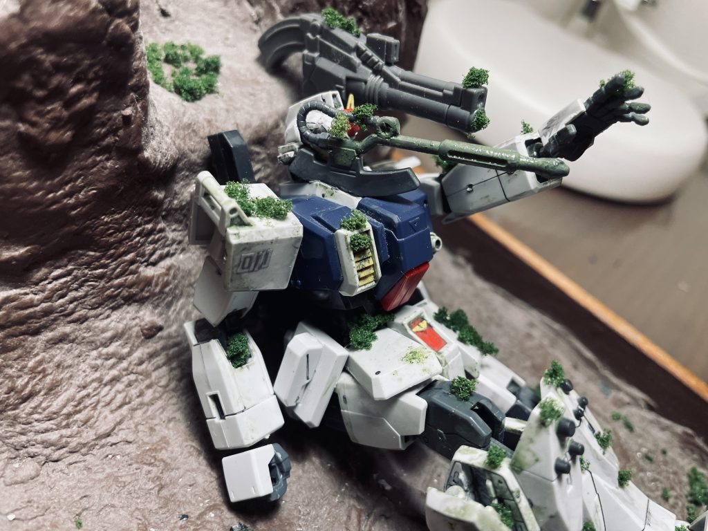 変更点としては・顔にヒートホークが刺さってる・ウェザリングを増やす・草(笑ってない)・盾が後ろに刺さってる・陸ガンのポーズ  ですね