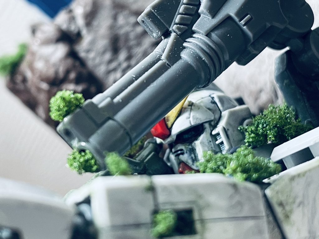 陸ガンの顔ズームじゃあ設定かもん! これは地球連邦軍の情報である東南アジア・ボルネオ島に送り込まれた第01MS中隊はほぼ全滅した ゆういつ残った副隊長のレイ・マーティンは生き延びたと言われているが行方不明で今に至るそんな中レイ・マーティンの機体が見つかった。彼の戦闘を見た衛生兵に聞いたところ彼は陸戦型ザクを数機撃破した後、陸戦強襲型ガンタンク2機と陸戦型ガンダム・ジム数機と移動してる途中2機のザク・ドムやザクタンクそして新型のザクタイプにやられたというこのザクタイプは各地で確認されておりエース級のパイロットが乗ってるとおもわれる... という設定となっています 見てくださりありがとうございます!よかったらいいねとフォローよろしくお願いします!