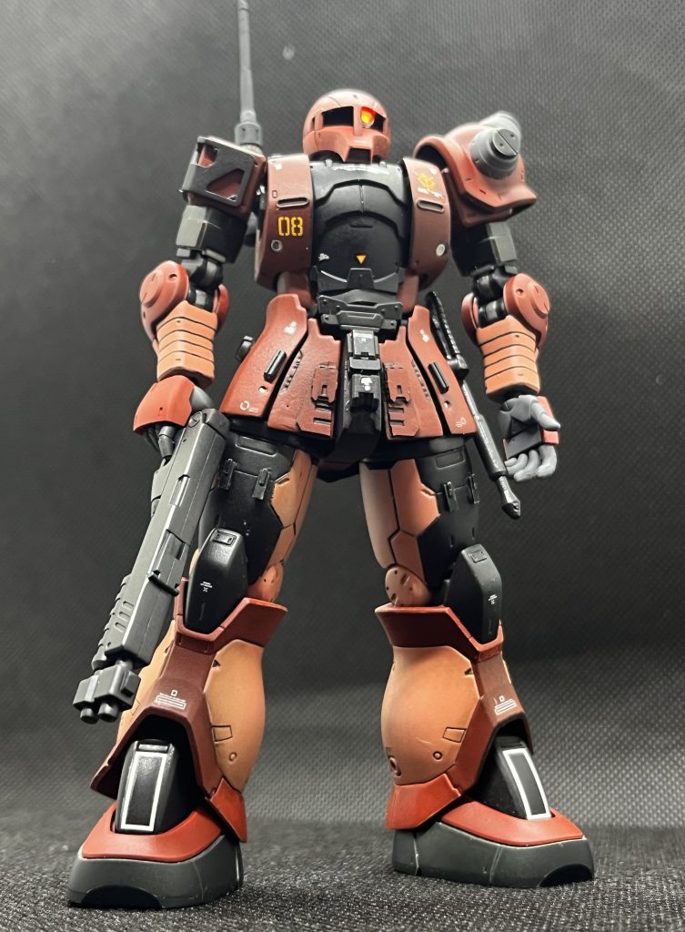 モノアイ点灯。イイ感じに「ぐぽーん」です。市街戦を想定してショットガンを持たせてみました。塗装はカラースプレーで。濃い赤:タミヤのダルレッド薄い赤:クレオスのシャアピンク黒はNATOブラックをメインに数種類の黒系塗料を使ってます