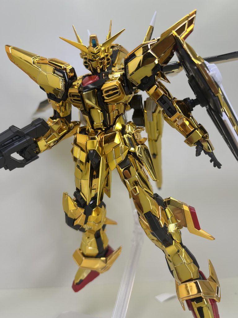 「父上、父上!」ユウナが勢いよく応接室のドアを開けた。もうジブリールはいない。この数ヶ月間で大分薄くなった額を見つめながらユウナは言った。「ザフトへの回答会見は私が行います」白々しい会見だった。心なしか、ヴィジョンに映し出されるユウナの顔色も蒼白かった。「ユウナ!!!」ウナトだった。「ユウナ、なんて事を・・・。あれでは、ザフトの怒りを買ってしまう」「父上、あれでいいんですよ」ユウナは父を一瞥した。「なんて事を・・・」「父上、では父上はどうされるおつもりだったのですか?回答せずとも、ジブリールがここにいる事は明白なのです」淡々と言い放つ息子の様子に、ウナトは気圧される。「ユウナ、おまえまさか・・・」おびえる父を見て、ユウナは薄く笑った。心なしか、先程より父の髪の毛が少なくなっているような気がした。ザフト軍の行動は予想より早かった。ユウナが軍司令部に到着した時には、すでに防衛ラインを突破されていた。「何をやっているんだ!」司令部にはいるなりユウナは怒鳴った。一同の白い視線がユウナに集中する。「僕の会見を聞いただろう?ザフトが侵攻してくる事くらい予想できなかったの?」我慢しきれずにソガ一佐がユウナに食って掛かる。「なぜ政府はあんな馬鹿げた回答をしたのです?」「うるさい、ほら、とにかくこっちも防衛体制をとるんだよ!」誰も動かない。政府の会見に、誰もが疑念を持っているのだ。ユウナの眉がひそむ。誰も行動を起こせない、起こさない。緊急事態なのに、行政府を呼び出すだけで、軍司令部は市民への避難勧告も、迎撃体制もとっていなかった。しかし、そうさせてしまったのは自分なのだ。カガリを奪われ、相次ぐ敗戦、敗走、脱走。「焼かれるのはオーブなんだよ!!何故自分で判断できない!?」ユウナの怒気に全員が気を奪われた。「護衛艦軍出動、迎撃開始!MS隊発進!!やつらの侵攻を許すな!」司令官席に着いたユウナの顔色が一段と蒼白になった。対応が遅すぎる。「第二次防衛ライン、突破されました」モニターに次々と破壊される自軍機が映し出されている。(この国をここまで腐らせてしまったのは、僕かッ!)「本島防衛線が総崩れです」(持て・・・持ってくれ・・・)ユウナは心の中で呟いた。「もう少し、何とかしろよっ!」ユウナはソガの襟首を掴んでにじり寄る。「で、ですがそのご命令は・・・」「指を咥えて見ていたのはお前たちだろう?国土が焼かれたら、お前たちのせいだぞ!」キダは返す言葉がなかった。『セイランの馬鹿息子が、またパフォーマンスをしだした』『私利私欲の為にジブリールを匿っている』『セイランに付き合うのはご免だ』動かなかったのは自分達なのだ。任されていた。軍を。オーブを守る剣を。セイランを守る剣ではないのだ。しかし、後悔してもザフトの侵攻は止められない。「ユウナ様、沖合い上空に新手の友軍部隊が」思わずオペレーターはキダではなくユウナに報告した。今のユウナにはそうさせる魅力があった。「なに?」「この識別コードは・・・タケミカヅチ艦載機のものです」「なんだと?」一同にどよめきが起こった。「アンノウンMS一機、ムラサメと共にこちらに向かってきます」立ち上がってユウナが叫んだ。「公衆回線を開け、あのMSからの通信を全国民に流すんだ」金色のMSが言った。『私はウズミ・ナラ・アスハの子、カガリ・ユラ・アスハ』(カガリ・・・カガリ・・・やっと帰ってきてくれたんだね・・・)『国防本部、聞こえるか?』本部の全員の手が止まる。『突然のことで審議を問われるかも知れないが、指揮官と話したい』(ありがとう・・・僕の女神・・・)「今の指揮官は僕だ」努めて冷静にユウナは言った。『ユウナ・・・私を本物と、オーブ連合首長国代表首長、カガリ・ユラ・アスハと認めるか?』(勿論、勿論、勿論、僕にはちゃーんとわかるさ)「認めるわけにはいかない」『!?』「オーブ首長国首長、カガリ・ユラ・アスハなら、自身を名乗る時にそんな涙声のはずがない」『ユウナ・・・』(カガリ、僕はここまでやった。次は君の番だ)ユウナの脳裏に月光のフレーズが心地よく響いた。