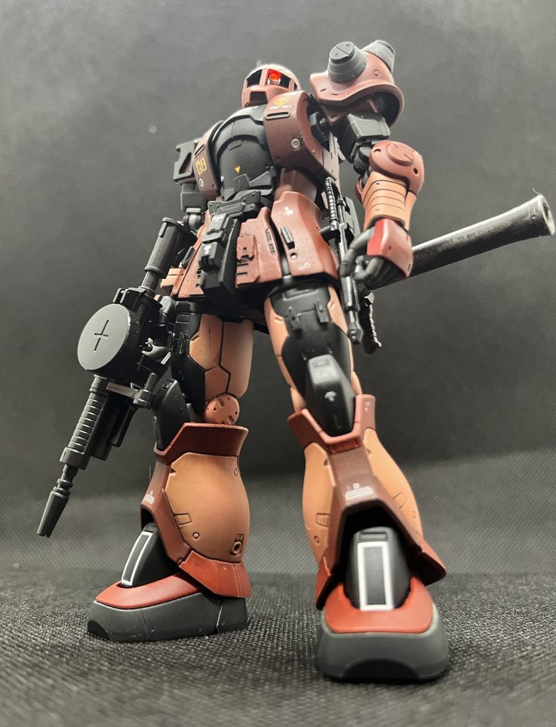 下からあおる感じでザクマシンガン(ドラムマガジン式)を持たせました。ストックが短いタイプのザクマシンガン(たしかF2のものを流用)なので、取り回しが良さそげです