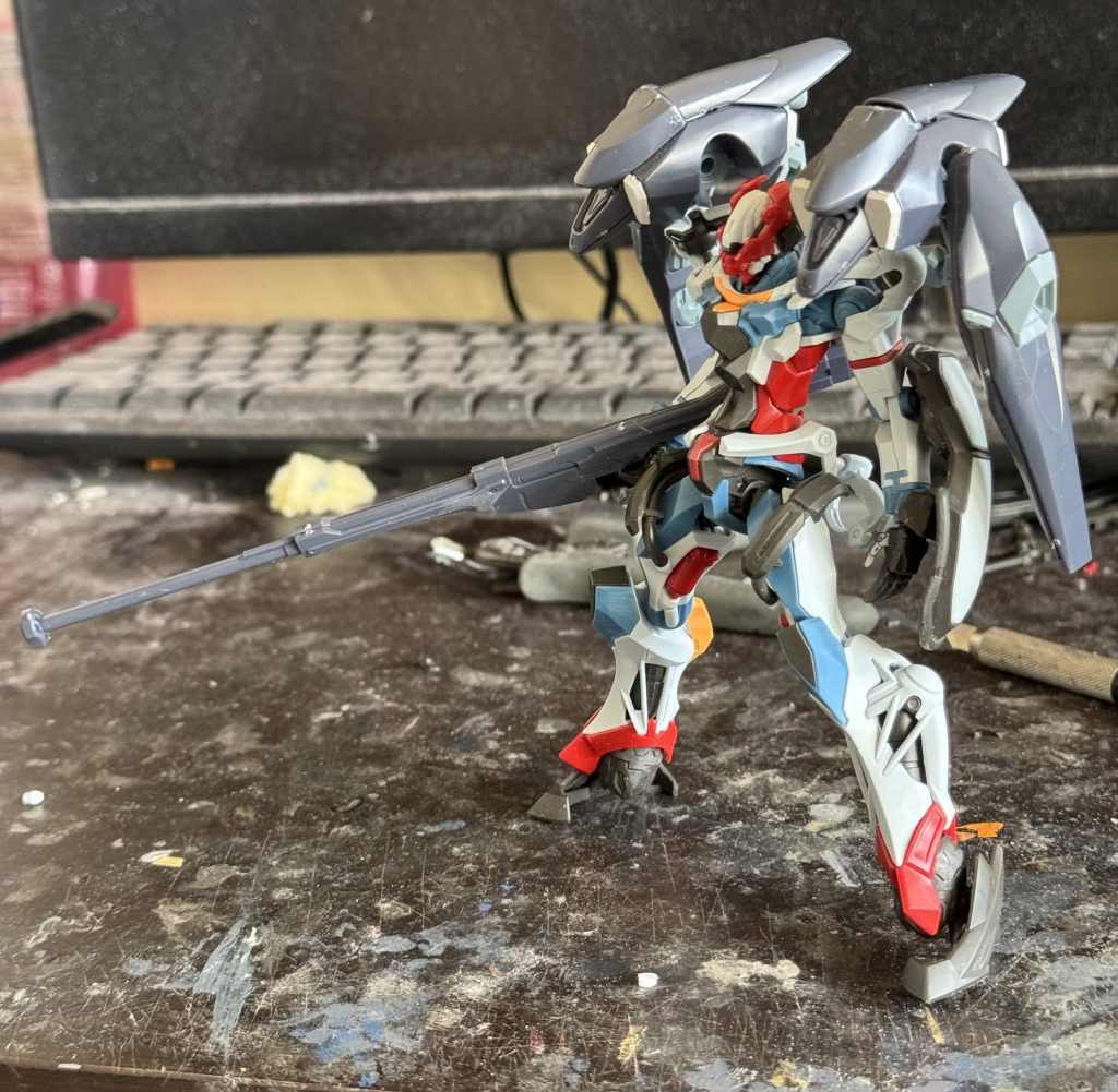 仮組み終わった後にふとファラクトのバックパックすごく似合うのでは…?と浮かんだのでジャンクから拾ってきたものをつけたらすごくよく似合う接続は全然違うのでジークアクスのバックパックの接続パーツの太い軸を切り落として、ファラクトの接続軸を切り落とした箇所のだいたい真ん中あたりで接着してます