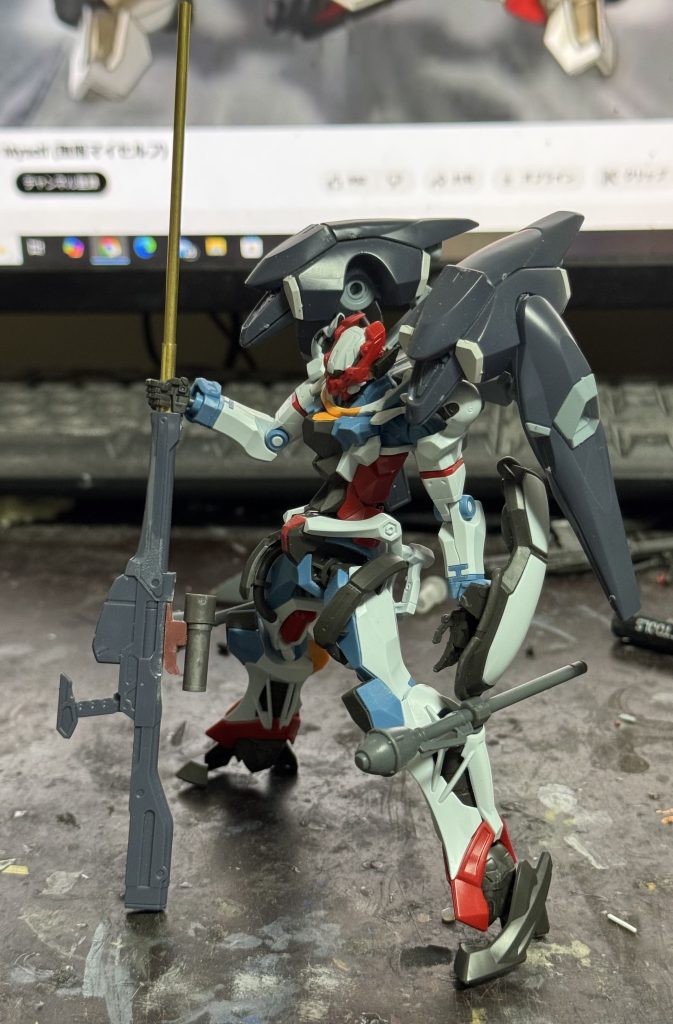 山下いくとデザインでスナイパーならエヴァ8号機でしょう‼️ということでスナイパーライフルを大型化してます銃身を真鍮パイプの組み合わせで作成。それだけだと寂しかったので適当にエバーグリーンのプラ棒を貼ってますスコープはコトブキヤのマブラヴ系キットに付属する銃のスコープとバレルで作成して、基部を同じくコトブキヤのACオラクルの肩の折りたたみ式キャノンの余剰パーツに接着してファラクトのライフルにまた接着してますこの時は足に何つけるか悩んでましたね…