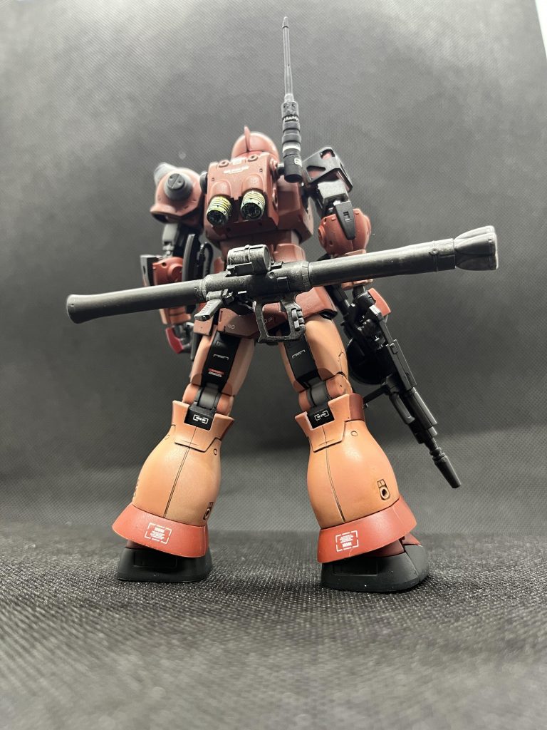 バズーカを装着したところ。ショルダーキャノンのHGジムからバズーカラックを流用しました(ぽん付け)
