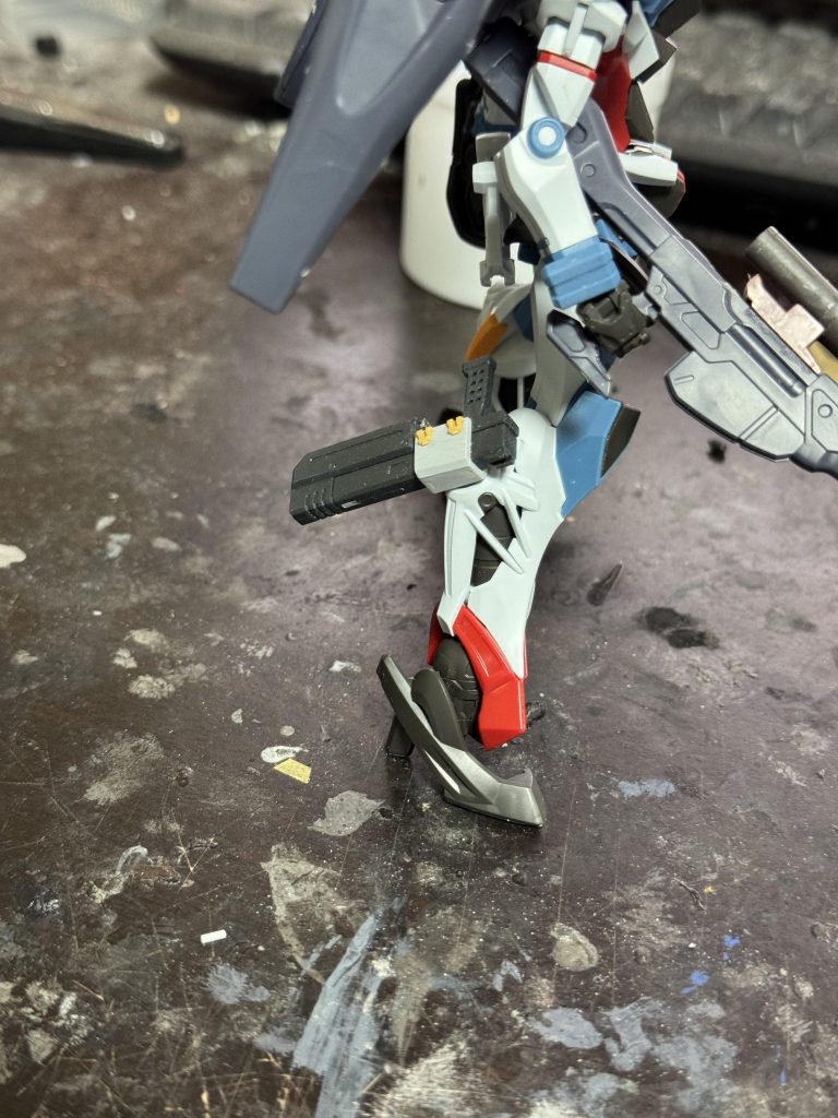 色々悩んだ結果、ハンドガンホルダーにしましたホルダーはプラ版と戦車かなんかのジャンクパーツを使用して制作しました塗装後にクリアランスがキツキツだったのでやすったりの微調整を結構してますハンドガンは境界戦機武器セットに付属するものをそのまま使えればよかったのですがハンドガードが邪魔だったので切り飛ばしました。あと持ち手がそのままじゃ長すぎたので短縮してます