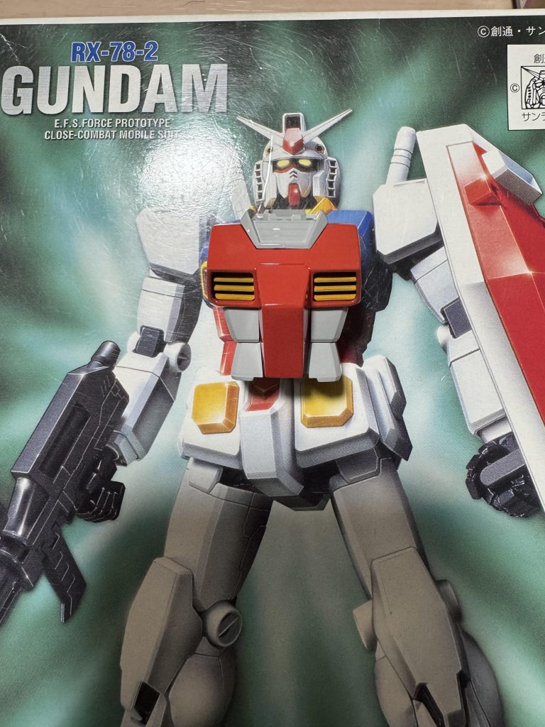 胴体ガンダムのカクカクしたコクピット部を埋めています。
