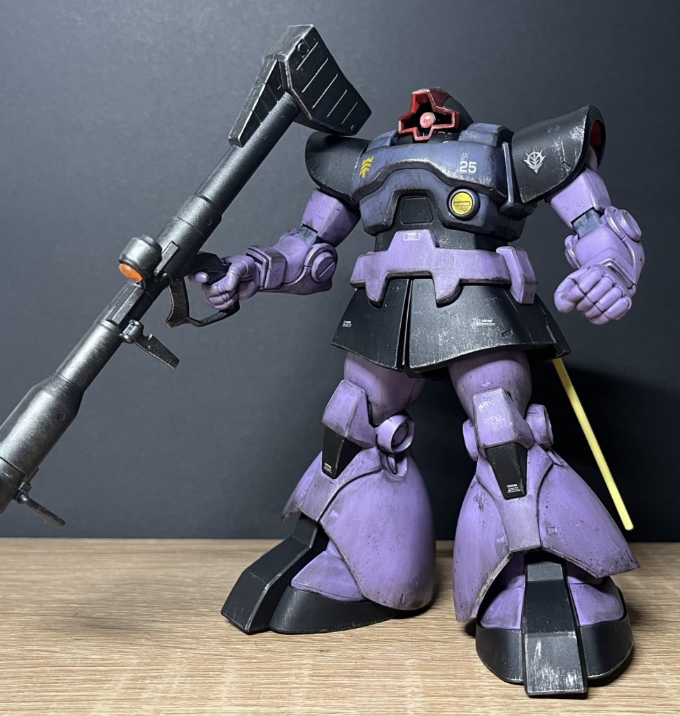 最近完成したばかりのHGドムです。こんな感じで簡単ウェザリングを主にしています。