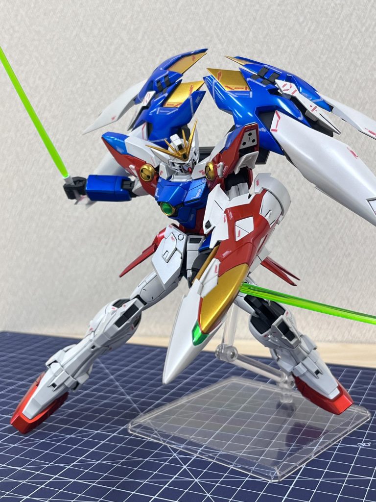 正面から羽の色が見える様に頑張ったポーズ。羽の可動がもう1軸くらい欲しいですね。