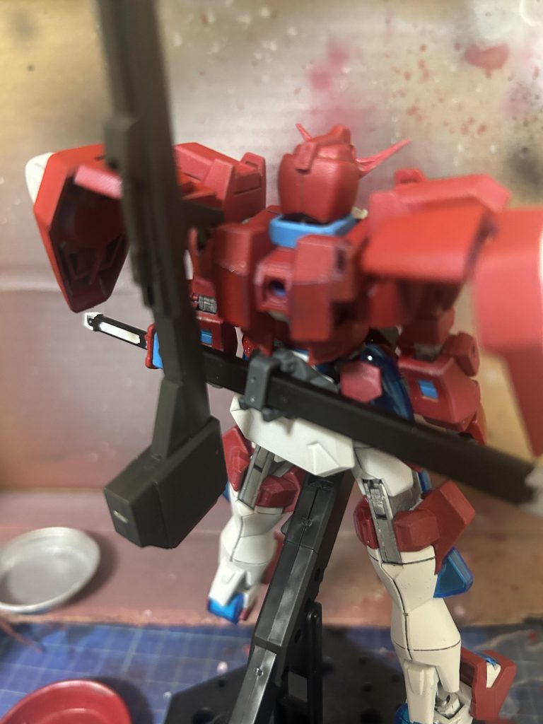 ダブルオーのツインドライブに百式のライフルとバズのラックをくっつけたので背部にマウントできます 