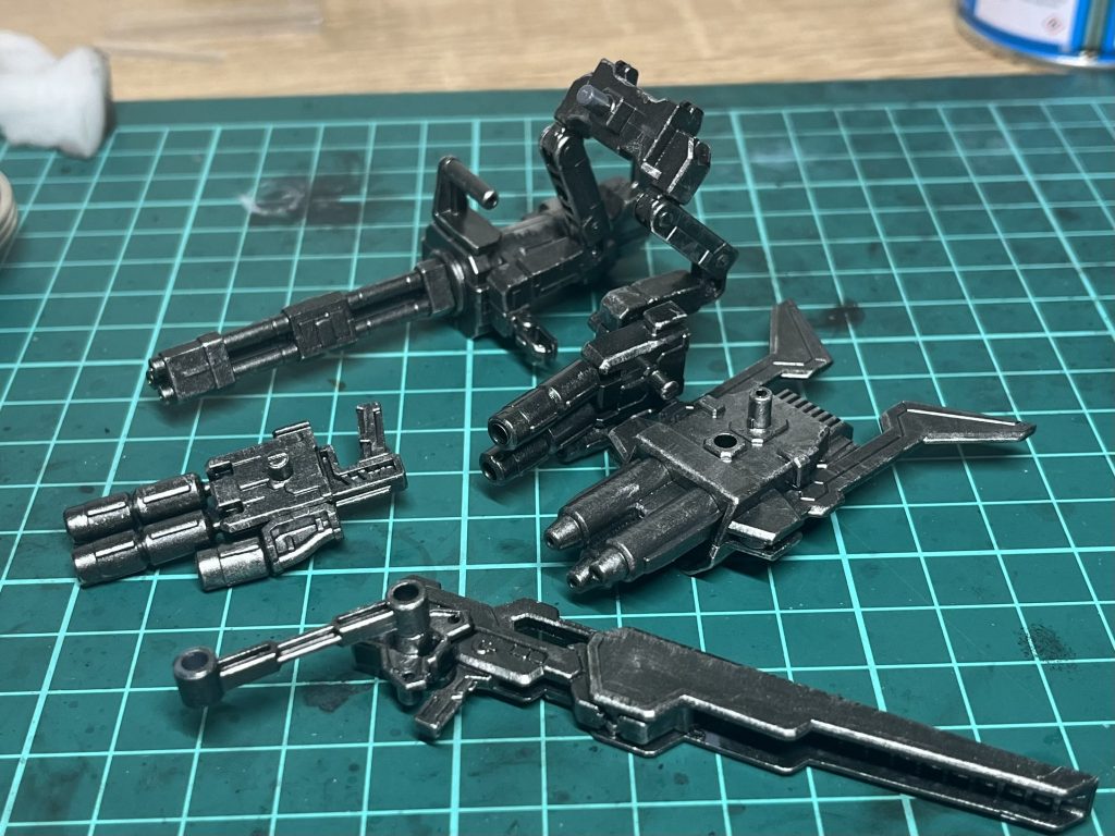 武器にはガンメタルを筆塗りしてドライブラシをしましたなかなか渋くて良いですね