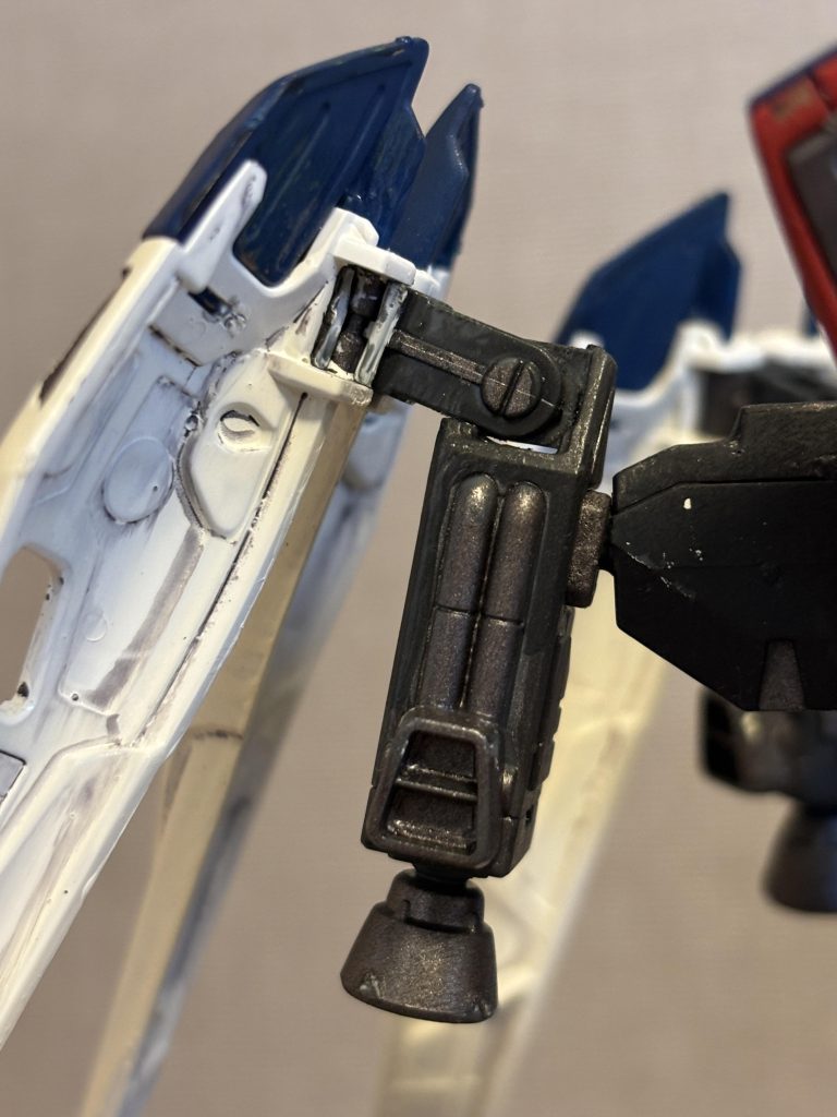 翼のバインダー部を挟み込むパーツが、厚く塗りすぎた上にしっかり乾いていなかった塗料の影響で割れてしまいました。しかし、しっかり挟み込めていて、そうそうのことでは外れなさそうなので、このままです。