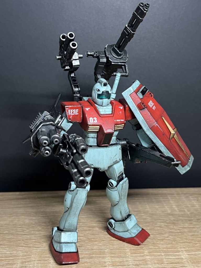 こちらが完成したジムですシンプルな機体の重装備は異様な感じがして良いですね